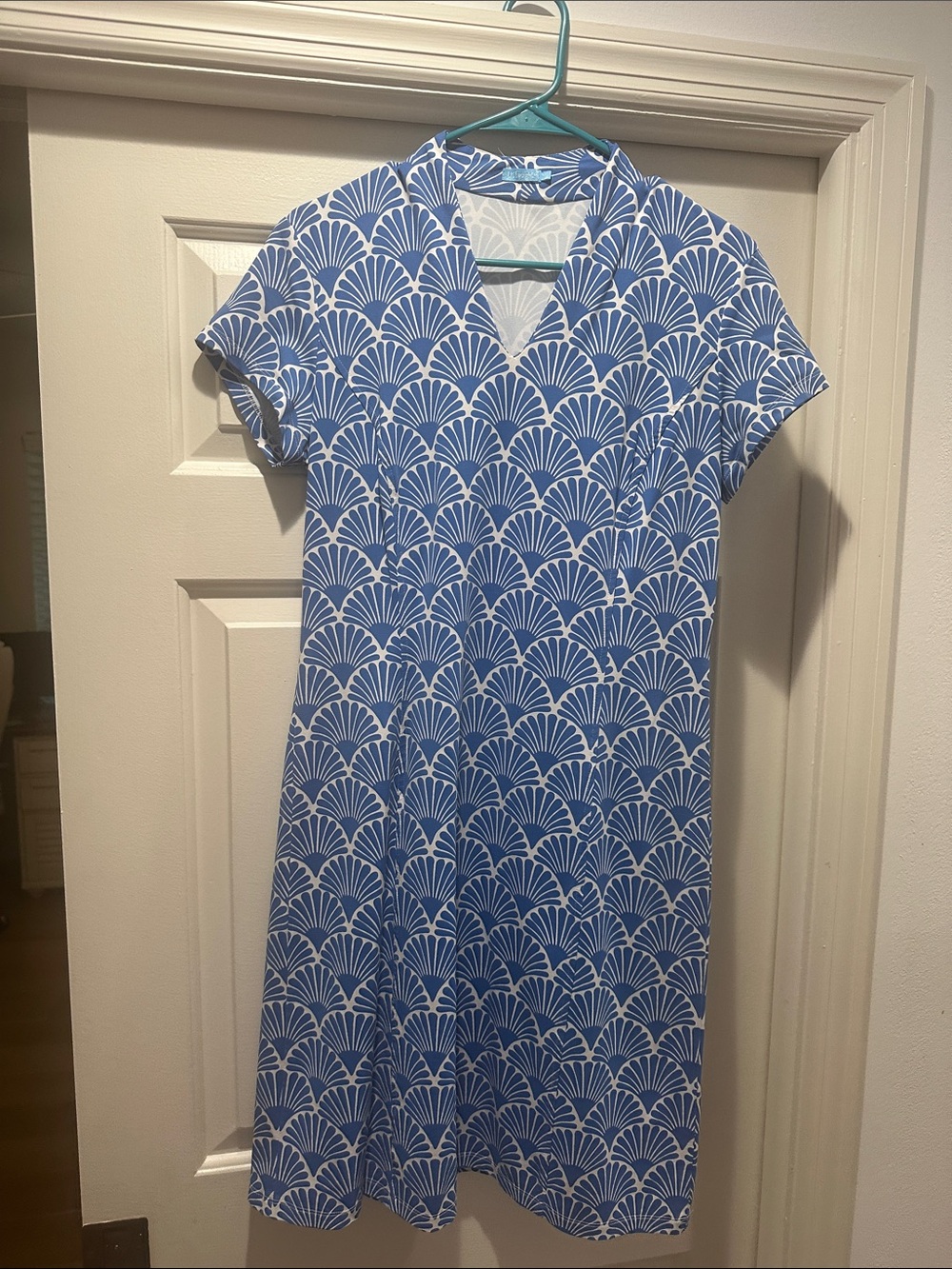 J. McLaughlin Blue and White “Shell” Patterned V-Neck Women’s Dress (M)
